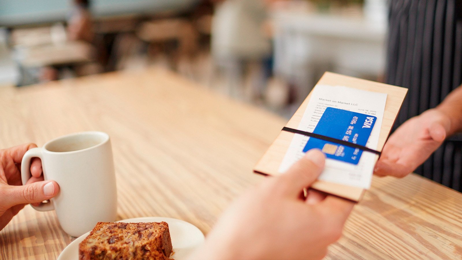 cafe-passingcheck-waiter