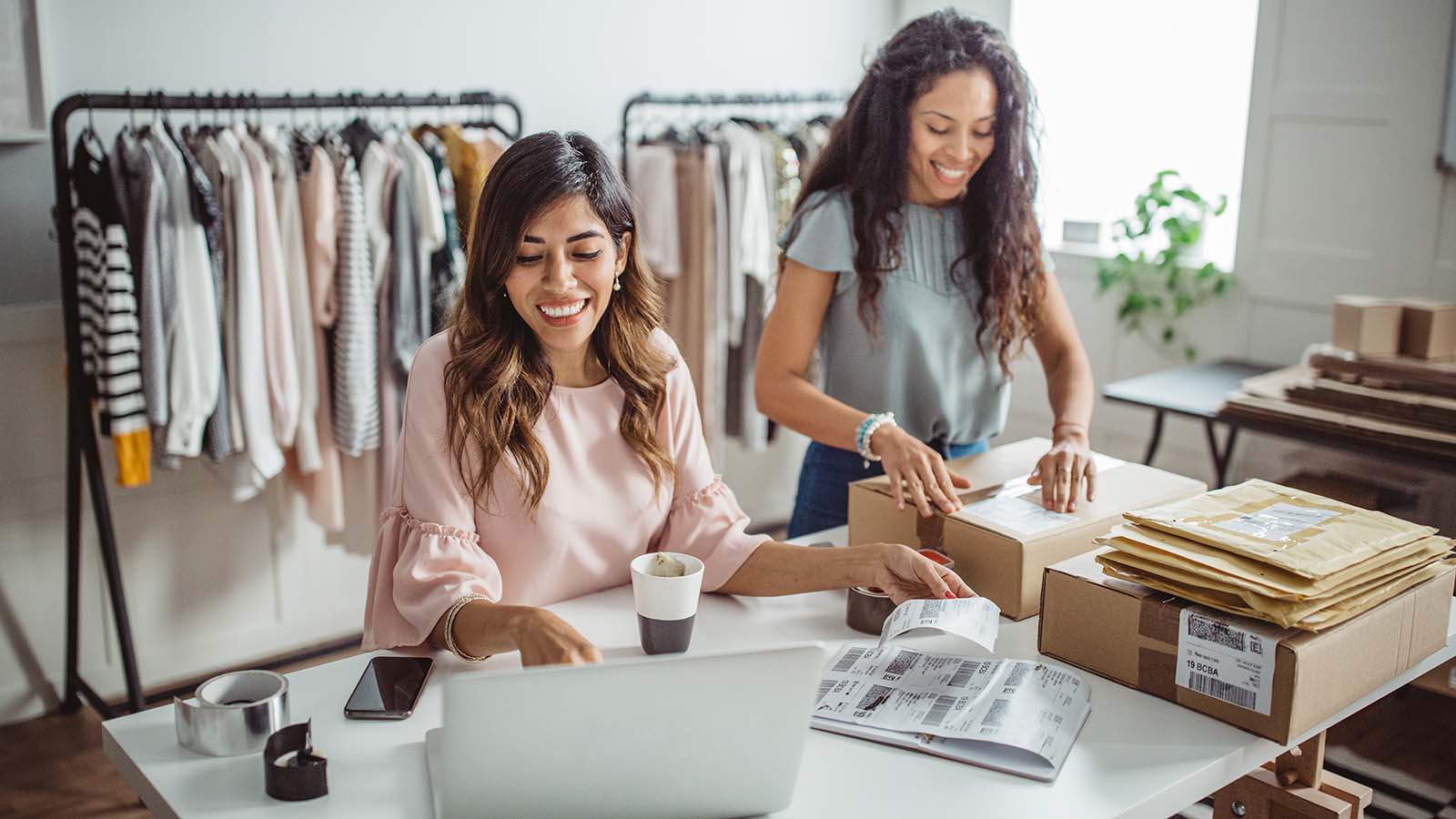 Dos mujeres empaquetando pedidos