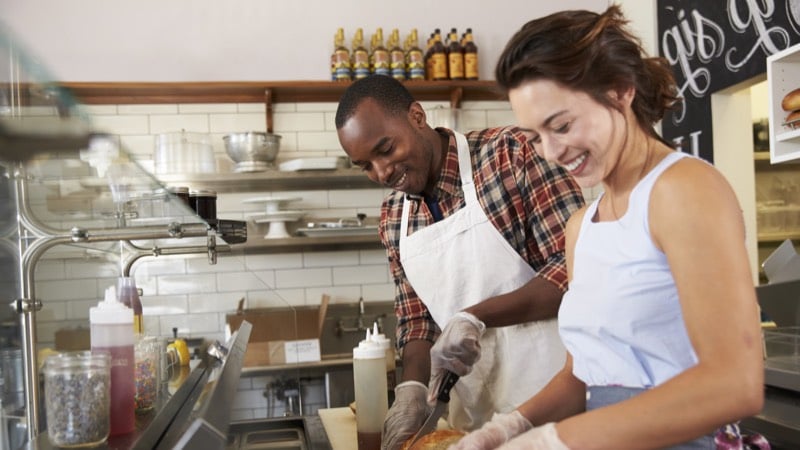Imagem exibe homem e mulher cozinhando