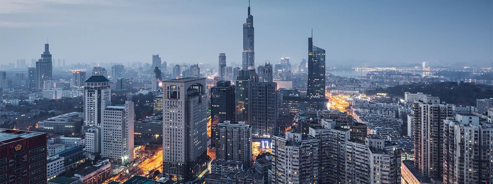 Fotografia de uma cidade grande com diversos prédios