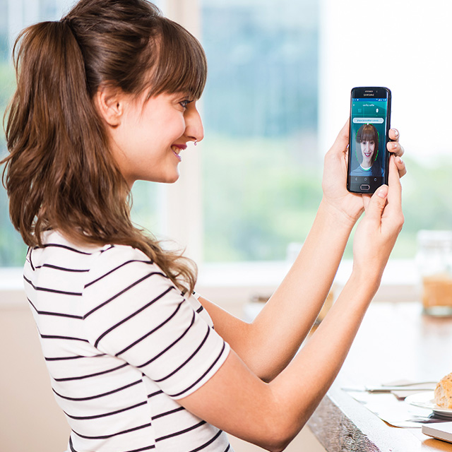 Mulher autenticando suas compras por selfie no app Neon