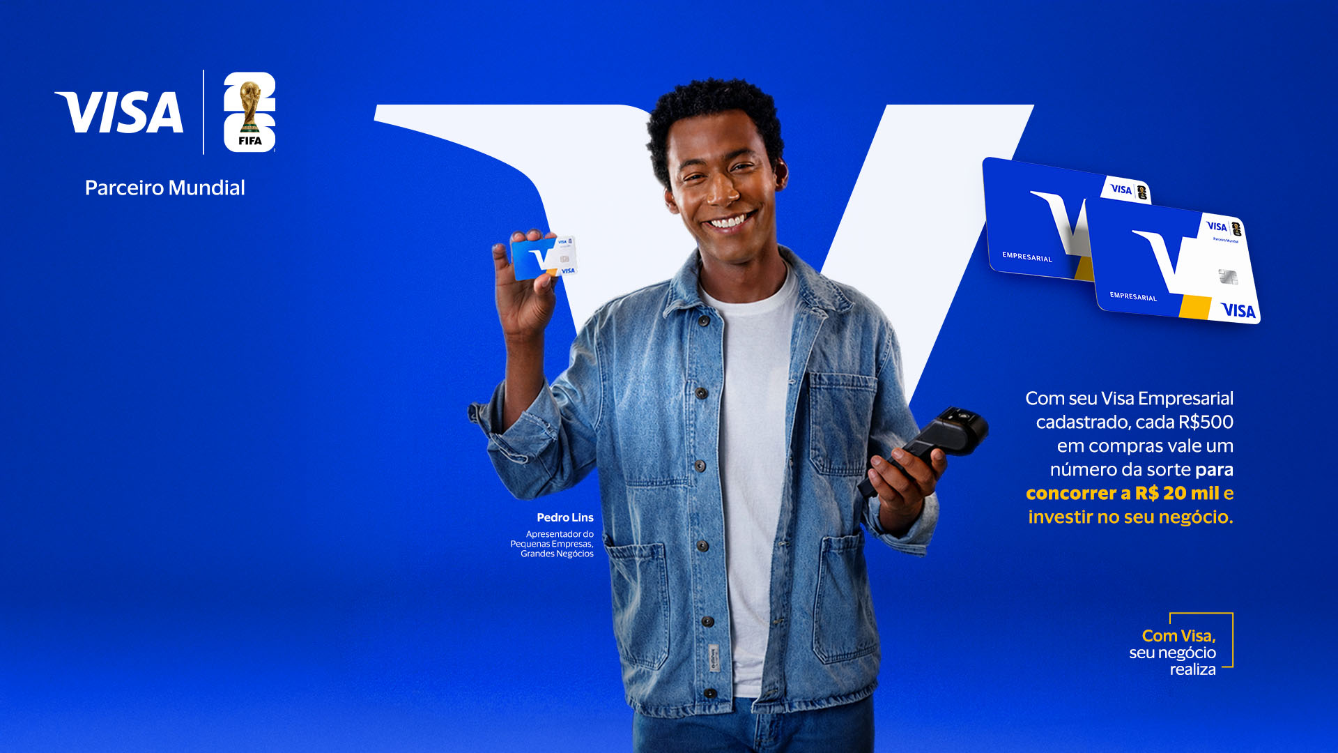 Homem sorrindo com um cartão de crédito na mão