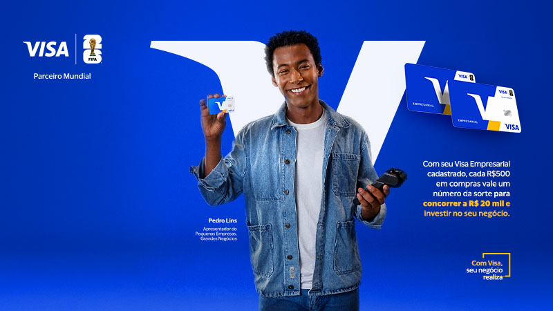 Homem sorrindo com um cartão de crédito na mão