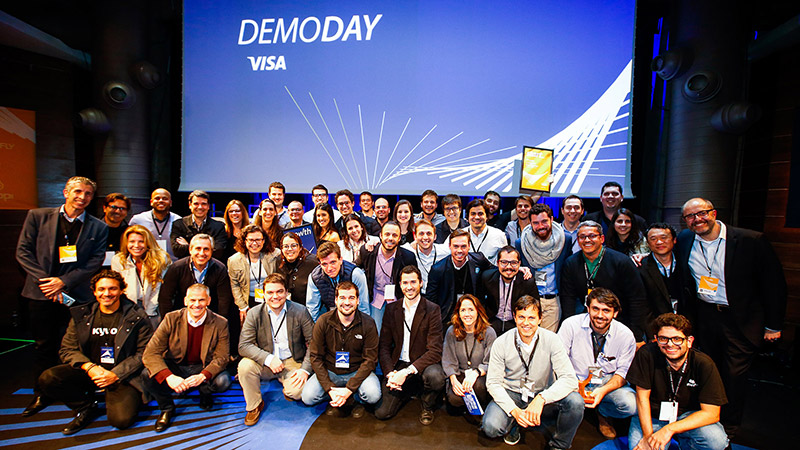 Participantes  do Programa de Aceleração e colaboradores da Visa posando para a foto