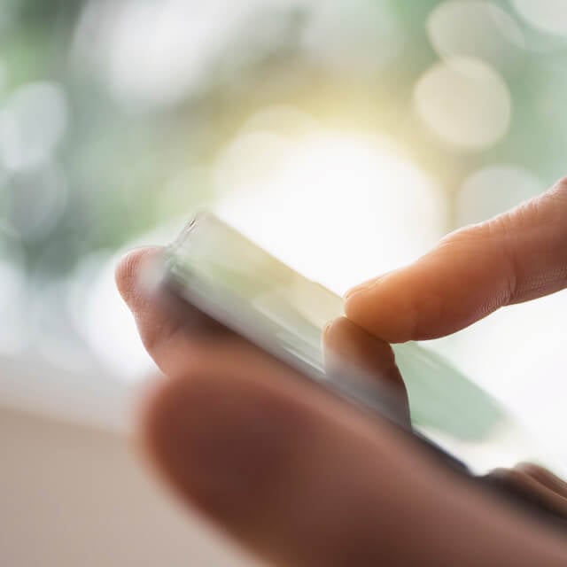 Pessoa baixando aplicativo no celular