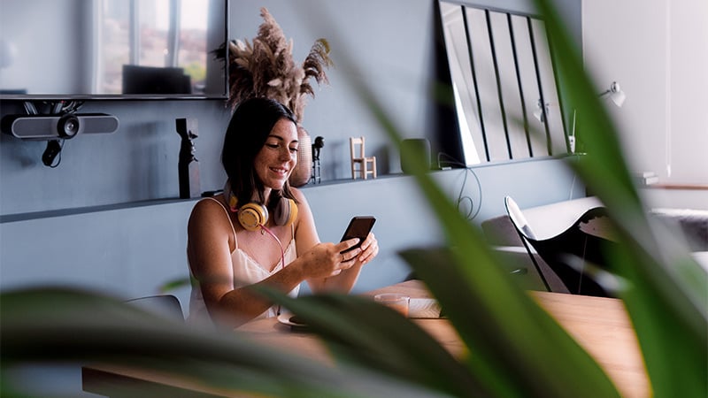 Junges Mädchen am Handy