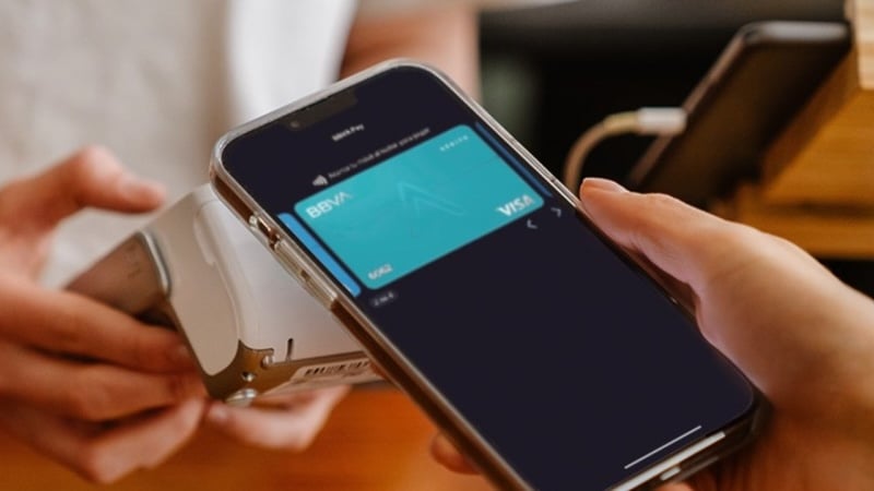 mobile paying contactless at payment terminal