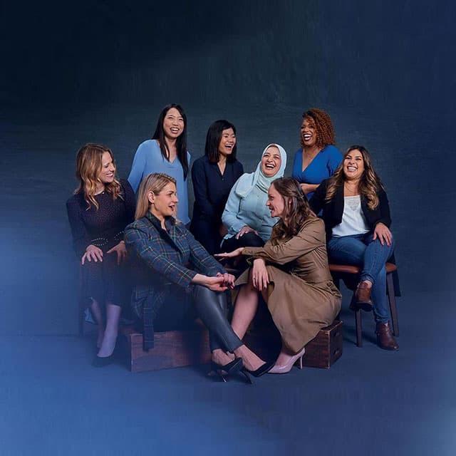 Grupo de empresarias mujeres reunidas riendo