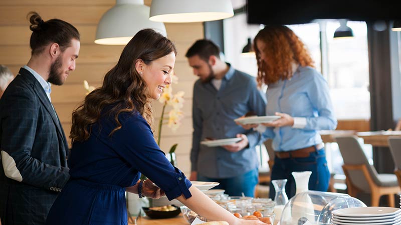 Personas de negocio desayunando en el comedor de un hotel