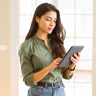 Mujer utilizando teléfono móvil