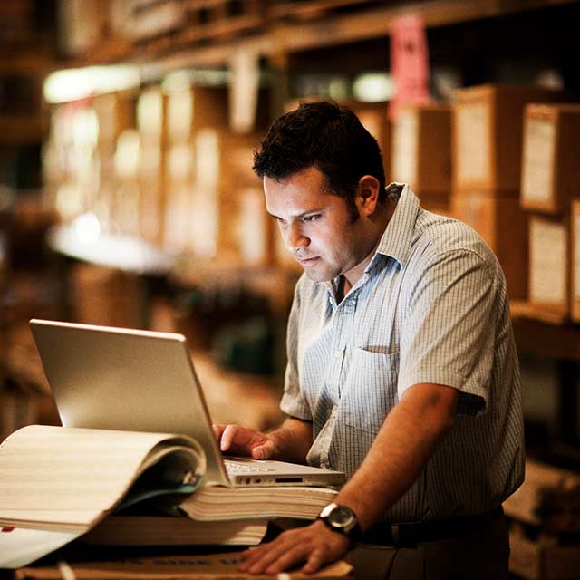 Hombre utilizando laptop