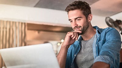 hombre trabajando frente a la computadora