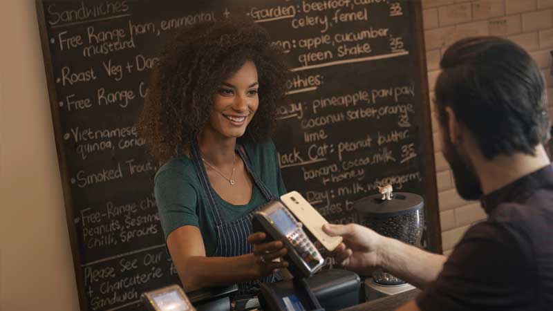 Mujer recibiendo un pago