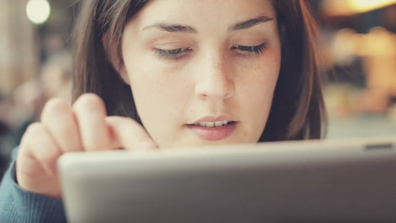 Mujer utilizando ipad