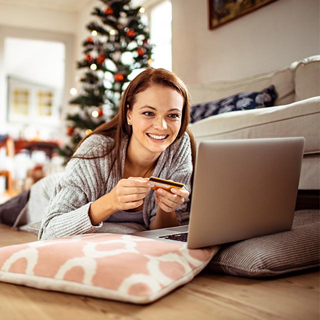 Mujer sonriente haciendo una compra online