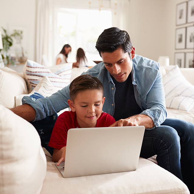 Padre e hijo usando una laptop