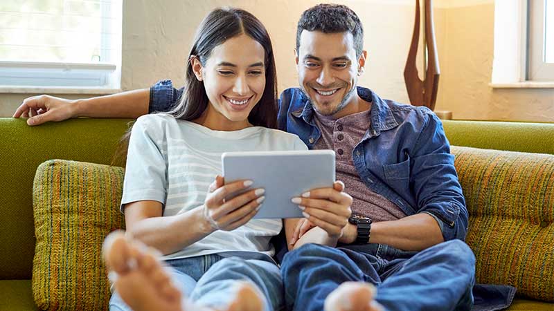 Pareja mirando tablet