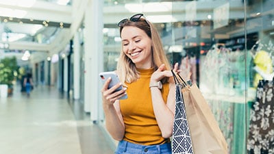 mulher-compras-sorrindo-telefone