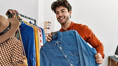 homem olhando para uma camisa