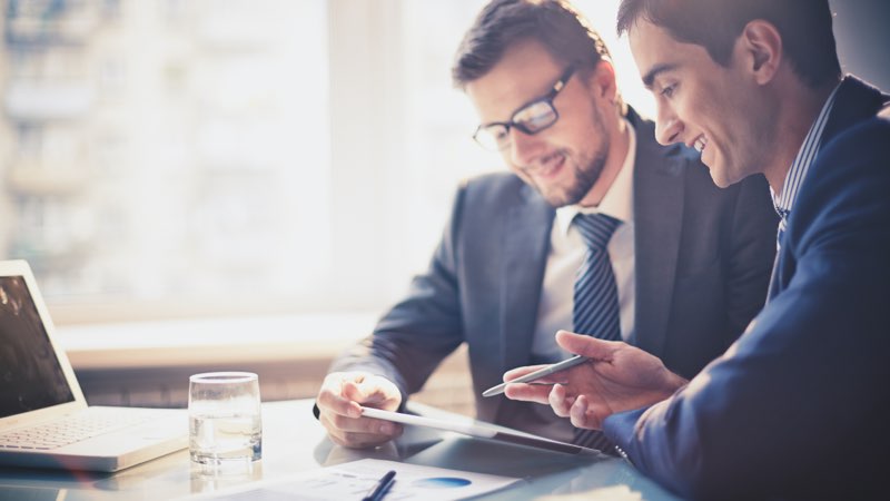 Dois homens de perfil corporativo conversando