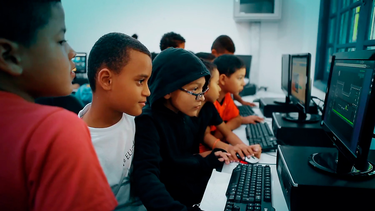 Crianças com computadores