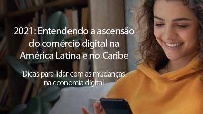 Mulher sorrindo e mexendo no celular. 2021: Entendendo a ascensão do comércio digital na América Latina e no Caribe