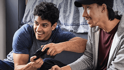 A economia de recorrência veio para ficar Imagem de dois rapazes jogando video game