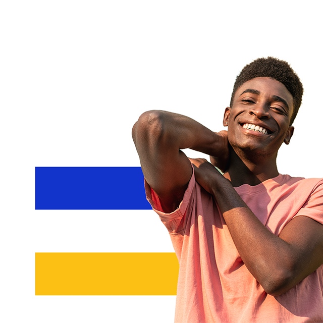 Homem sorrindo ao lado de uma bandeira com as cores da Visa