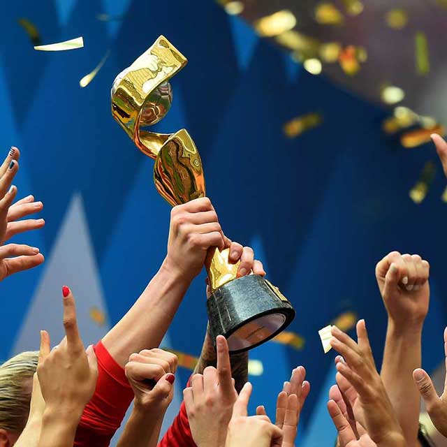 Mulheres erguendo troféu de Copa do Mundo FIFA