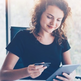 Moça realizando pagamento online