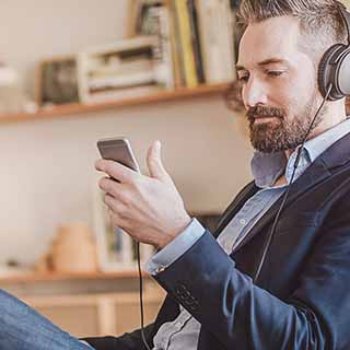 Homem com celular e headphones