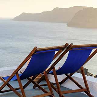 Duas cadeiras de praia em frente ao mar