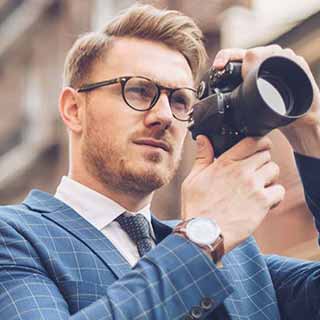 Homem de terno fotografando