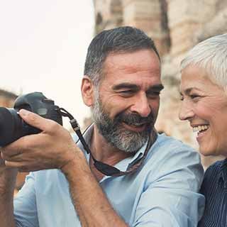 Um casal em viagem com uma câmera fotográfica