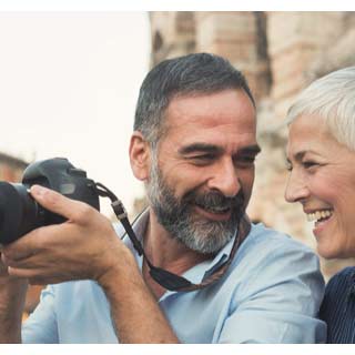 Um casal em viagem com uma câmera fotográfica