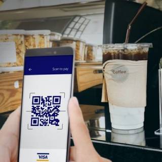 Pessoa realizando pagamento por QR code
