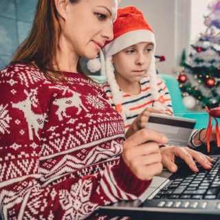 Mãe e filho comprando online no Natal