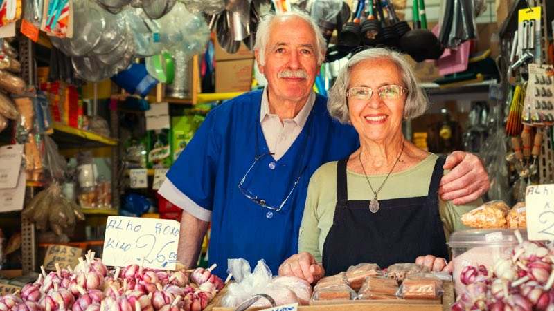 Casal de pequenos comerciantes idosos