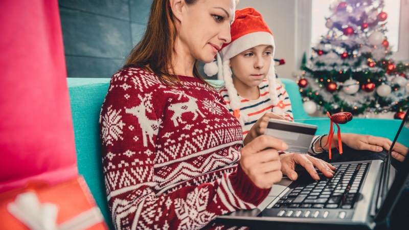 Mãe e filho comprando online no Natal