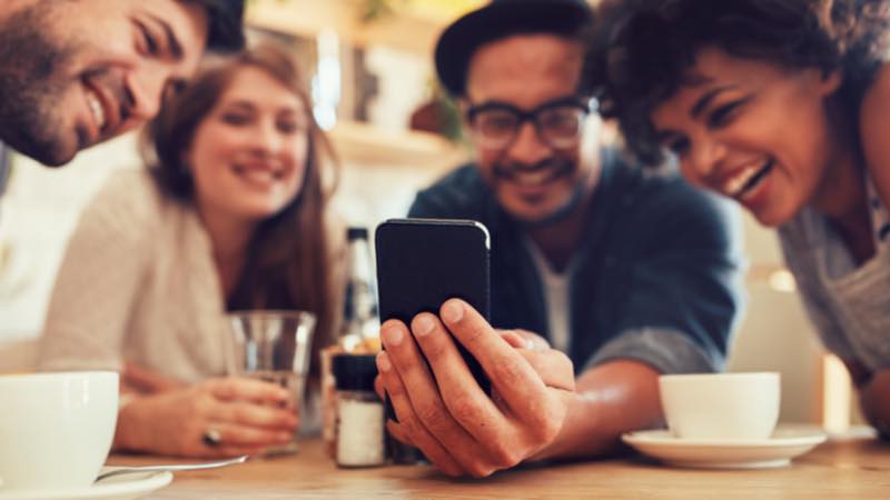 Grupo de pessoas olhando para smartphone Grupo de pessoas olhando para smartphone