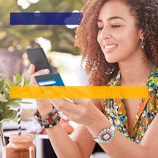 Mulher faz compras no celular com seu cartão