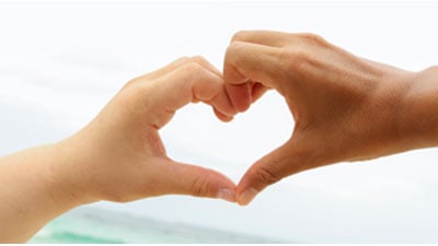 Duas mãos formando um coração