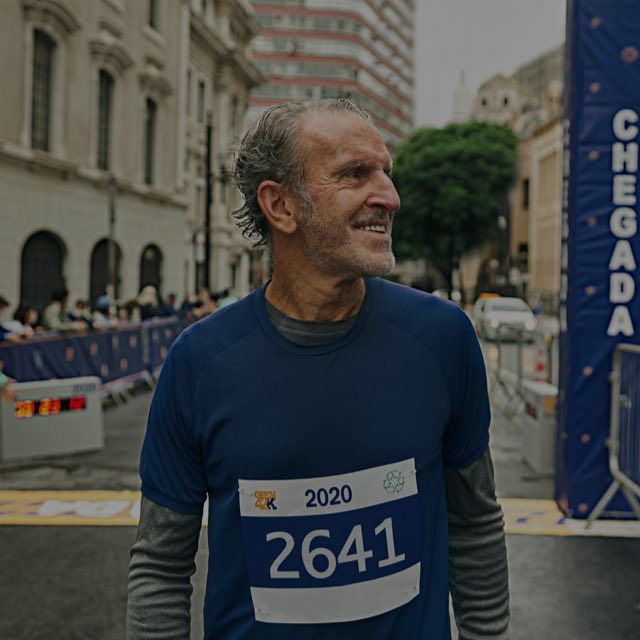 Homem na linha de chegada de uma corrida