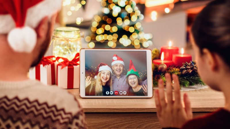 Família comemora Natal à distância por vídeo-chamada