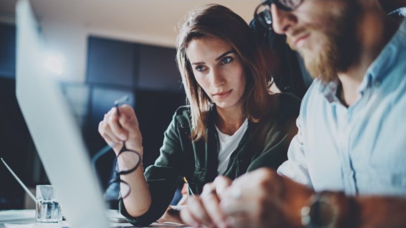 Homem e mulher trabalhando em frente ao computador