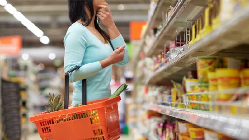 Mulher no supermercado com cesta