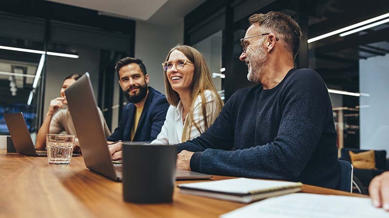 Colegas de escritório trabalhando sorrindo