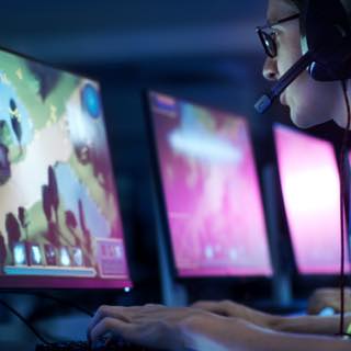 Garoto com headset jogando no computador