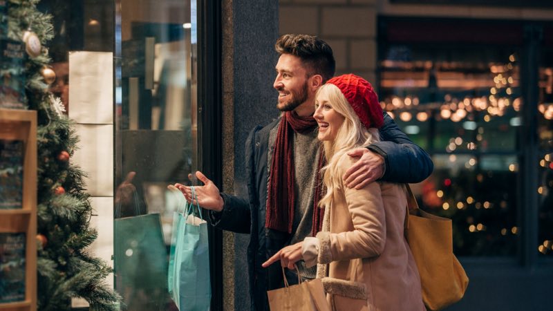 Casal fazendo compras