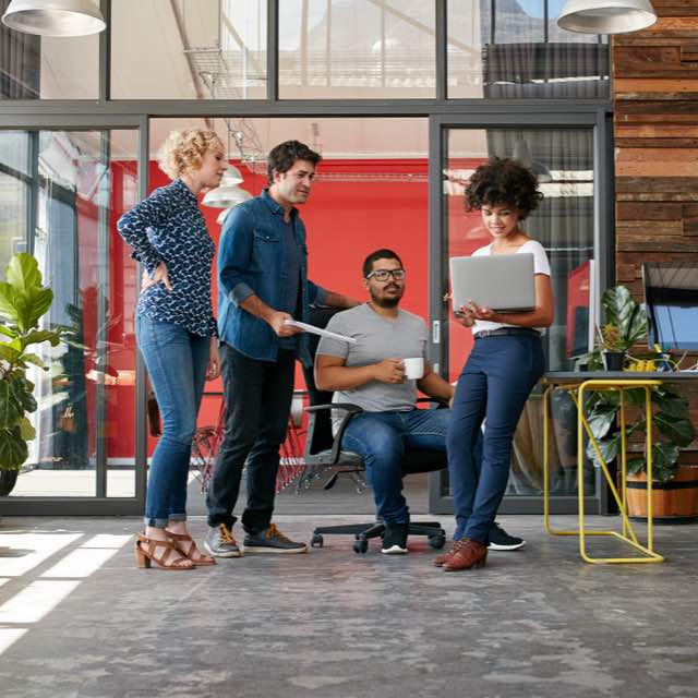 Grupo de trabalho se reúne num escritório informal